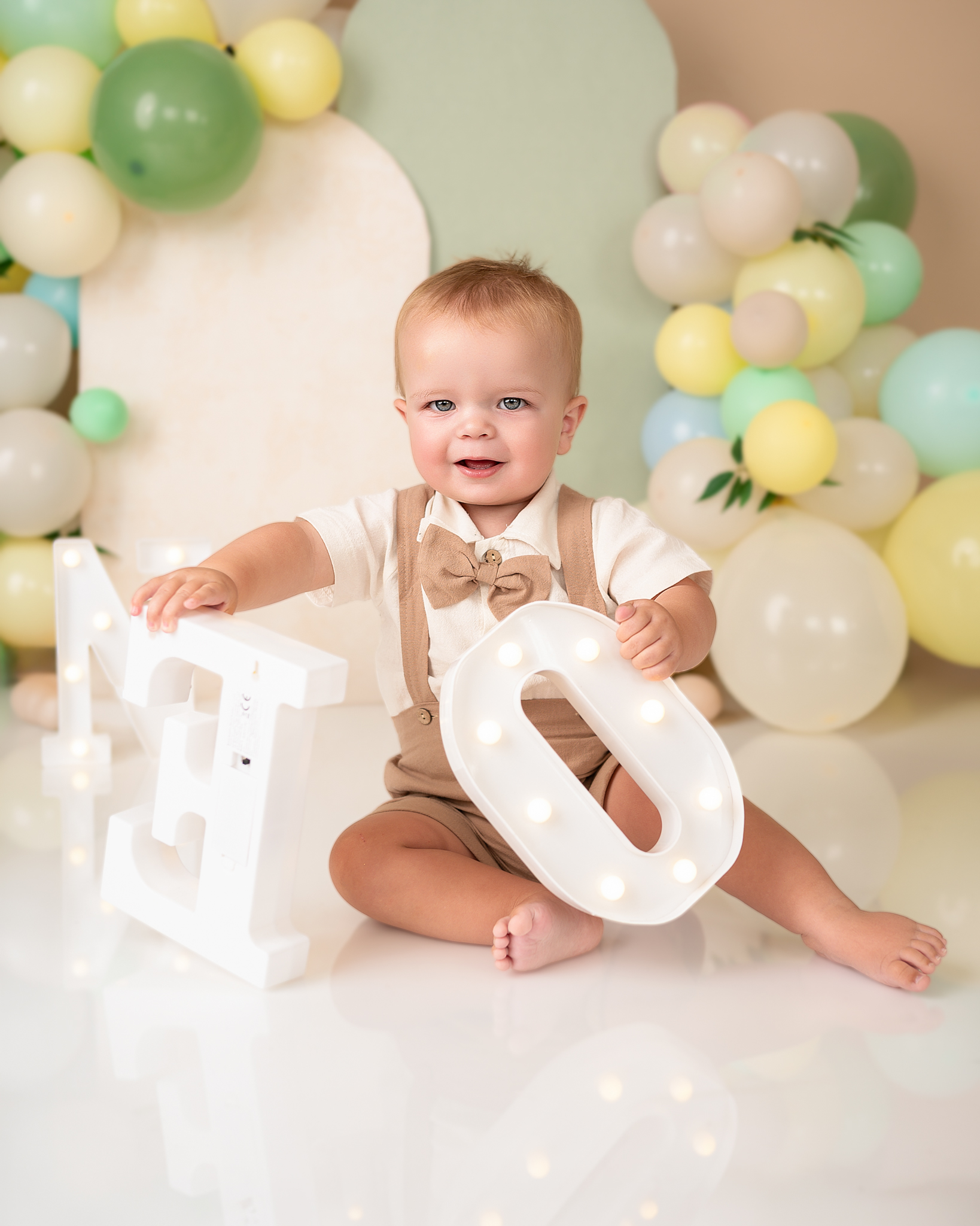 More Than a Smash Cake: A First Birthday Photoshoot With Big Sister