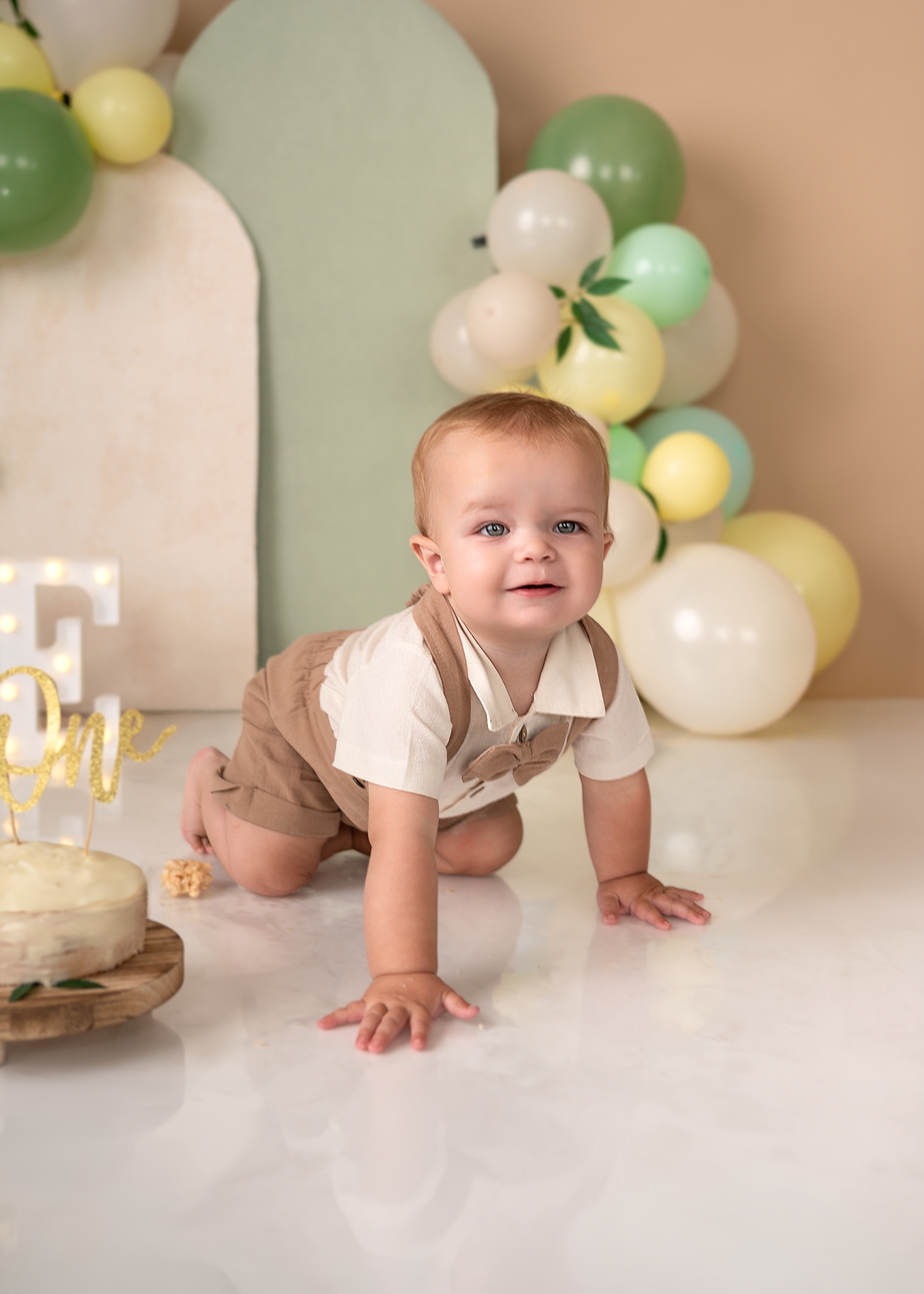 More Than a Smash Cake: A First Birthday Photoshoot With Big Sister
