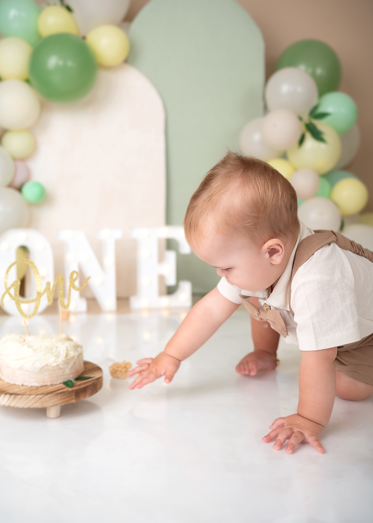 More Than a Smash Cake: A First Birthday Photoshoot With Big Sister